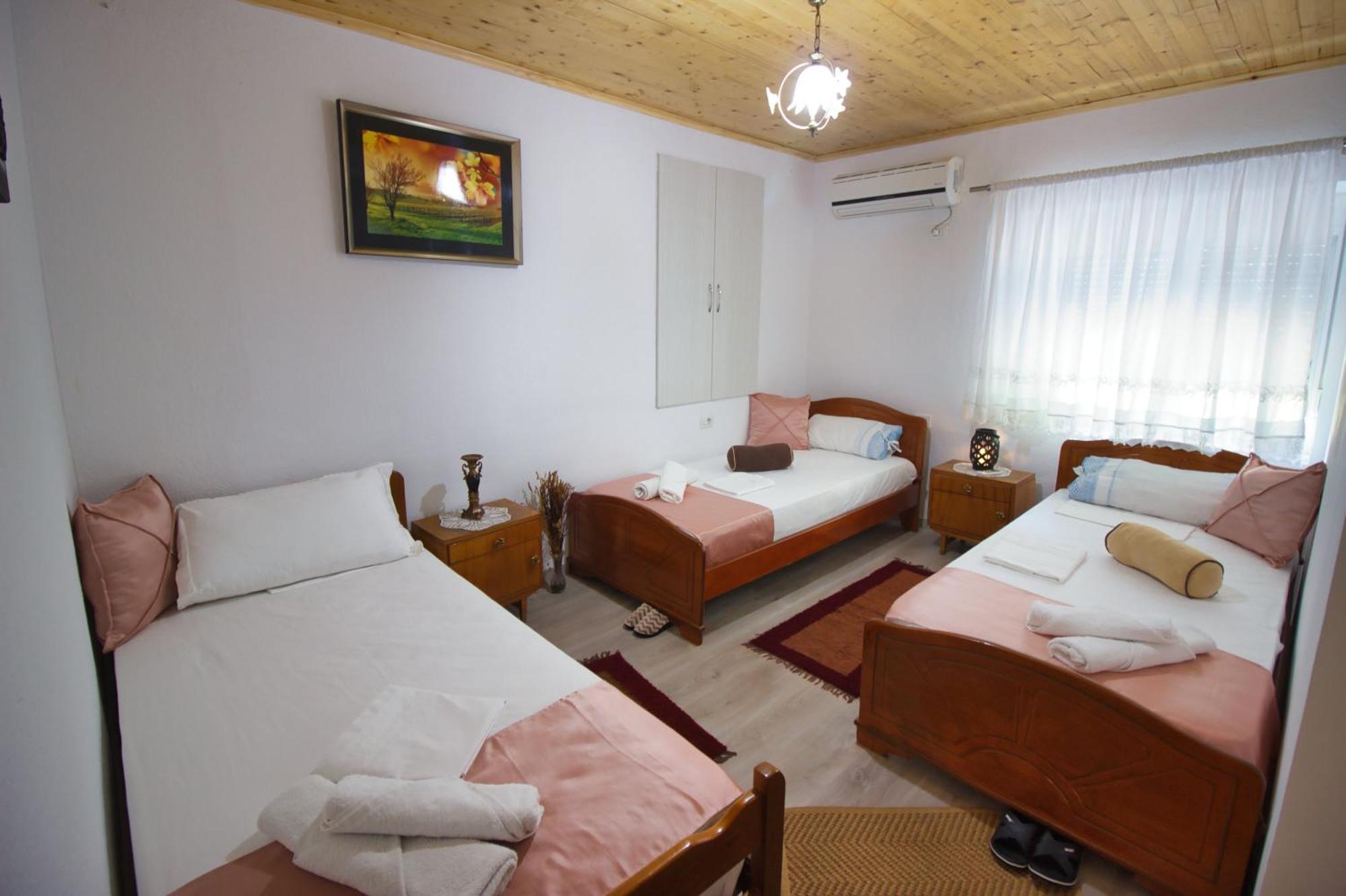 Guest House Denis ジロカストラ エクステリア 写真